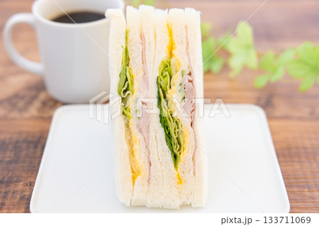 美味しいハムレタスたまごサンド 美味しいハムレタスたまごサンド 133711069