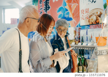 店内で商品を見ながら話す三人の姿 店内で商品を見ながら話す三人の姿 133711076