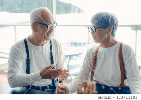 テーブル越しに向き合う二人の穏やかな時間 133711103