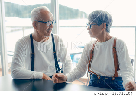 テーブル越しに向き合う二人の穏やかな時間 133711104