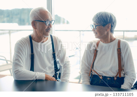 テーブル越しに向き合う二人の穏やかな時間 テーブル越しに向き合う二人の穏やかな時間 133711105