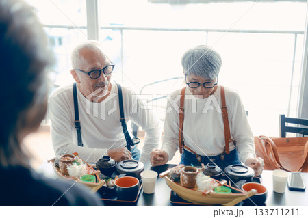 舟盛りを前に笑顔がこぼれる昼食時間 舟盛りを前に笑顔がこぼれる昼食時間 133711211