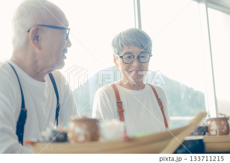 舟盛りを前に笑顔がこぼれる昼食時間 133711215