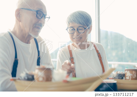舟盛りを前に笑顔がこぼれる昼食時間 舟盛りを前に笑顔がこぼれる昼食時間 133711217
