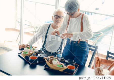 舟盛りをスマホで撮る食事前のひとこま 133711289