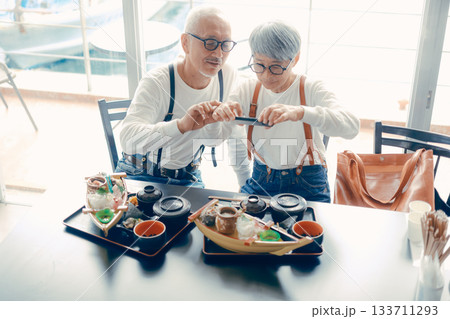 舟盛りをスマホで撮る食事前のひとこま 舟盛りをスマホで撮る食事前のひとこま 133711293