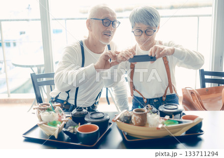 舟盛りをスマホで撮る食事前のひとこま 133711294