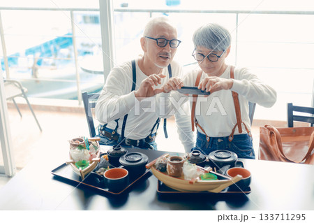 舟盛りをスマホで撮る食事前のひとこま 133711295