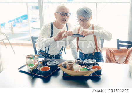 舟盛りをスマホで撮る食事前のひとこま 133711296