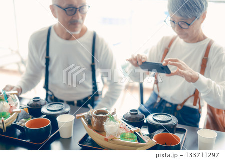 舟盛りをスマホで撮る食事前のひとこま 133711297