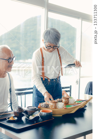 舟盛りをスマホで撮る食事前のひとこま 舟盛りをスマホで撮る食事前のひとこま 133711300