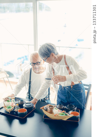 舟盛りをスマホで撮る食事前のひとこま 133711301