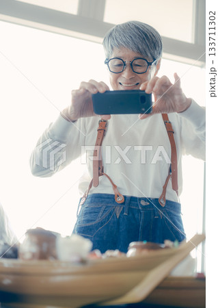 舟盛りをスマホで撮る食事前のひとこま 舟盛りをスマホで撮る食事前のひとこま 133711302