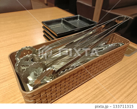 焼肉店のトングイメージ 133711315