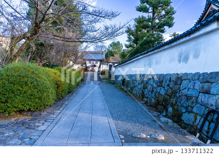 冬の建仁寺 塔頭・西来院への参道 京都府京都市東山区 冬の建仁寺 塔頭・西来院への参道 京都府京都市東山区 133711322