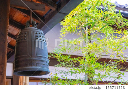 冬の建仁寺　塔頭・西来院の鐘　京都府京都市東山区 133711328