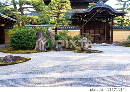 冬の建仁寺　方丈の石庭　大雄苑3　京都府京都市東山区 133711344