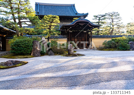 冬の建仁寺 方丈の石庭 大雄苑4 京都府京都市東山区 冬の建仁寺 方丈の石庭 大雄苑4 京都府京都市東山区 133711345