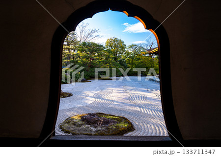 冬の建仁寺　花頭窓越しに見た方丈の石庭・大雄苑　京都府京都市東山区 133711347