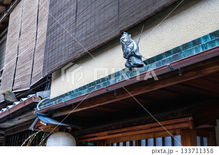 冬の夕方の宮川町の風景4　京都府京都市東山区 133711358