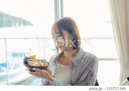海鮮丼を手にした旅先でのひとこま 海鮮丼を手にした旅先でのひとこま 133711360