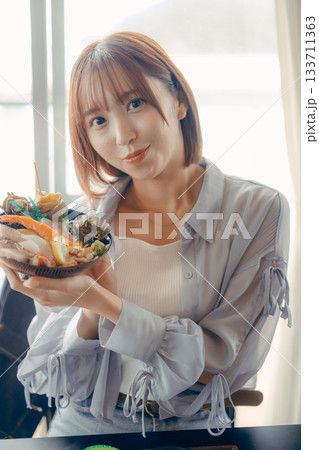 海鮮丼を手にした旅先でのひとこま 133711363