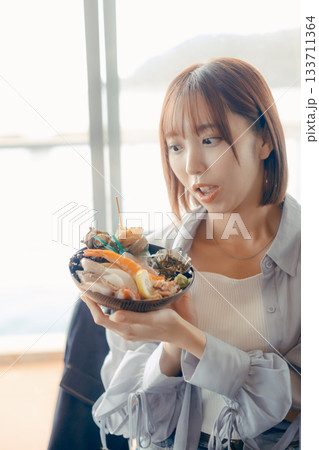 海鮮丼を手にした旅先でのひとこま 海鮮丼を手にした旅先でのひとこま 133711364