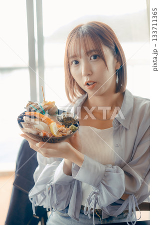 海鮮丼を手にした旅先でのひとこま 133711365