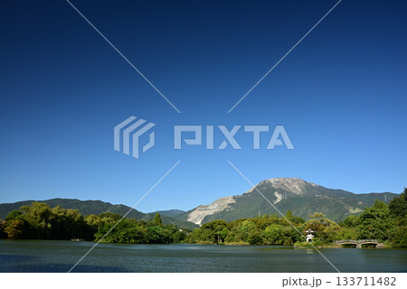 伊吹山を背景にした三島池3 133711482