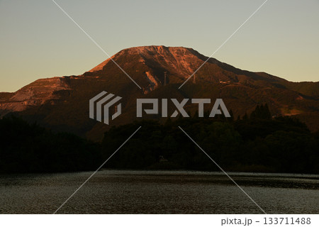三島池から見た夕暮れの伊吹山1 三島池から見た夕暮れの伊吹山1 133711488