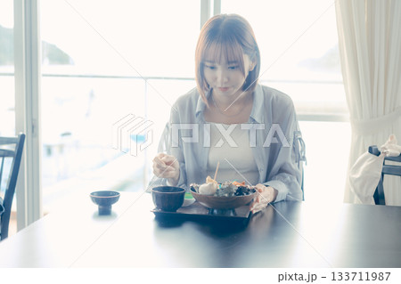 海鮮丼を前にした20代女性のランチ前シーン 133711987