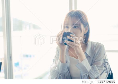 海鮮丼を味わう20代女性の食事シーン 133712033