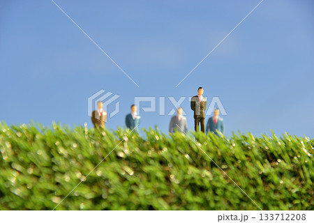 ビジネスマン 仲間はずれ 格差 イメージ ビジネスマン 仲間はずれ 格差 イメージ 133712208