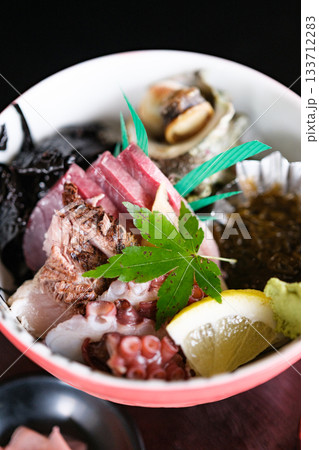 新鮮な海の幸が並ぶ海鮮丼の物撮り 新鮮な海の幸が並ぶ海鮮丼の物撮り 133712283