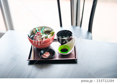 新鮮な海の幸が並ぶ海鮮丼の物撮り 133712284