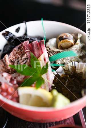 新鮮な海の幸が並ぶ海鮮丼の物撮り 新鮮な海の幸が並ぶ海鮮丼の物撮り 133712286