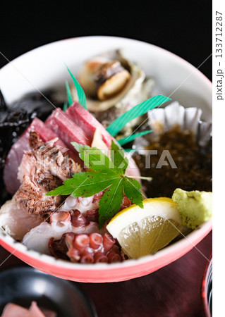 新鮮な海の幸が並ぶ海鮮丼の物撮り 新鮮な海の幸が並ぶ海鮮丼の物撮り 133712287