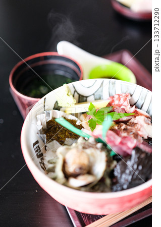 新鮮な海の幸が並ぶ海鮮丼の物撮り 133712290