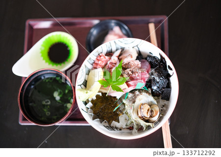 新鮮な海の幸が並ぶ海鮮丼の物撮り 新鮮な海の幸が並ぶ海鮮丼の物撮り 133712292