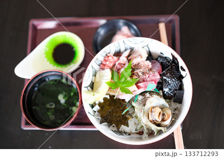 新鮮な海の幸が並ぶ海鮮丼の物撮り 133712293