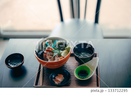 新鮮な海の幸が並ぶ海鮮丼の物撮り 133712295