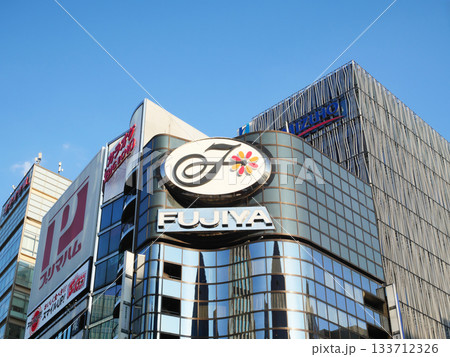 青空に映える高層ビル群｜銀座 133712326