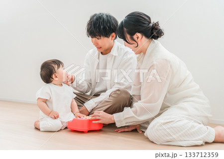 リビングで子供赤ちゃんと遊ぶ親子,家族,ファミリー,夫婦 133712359