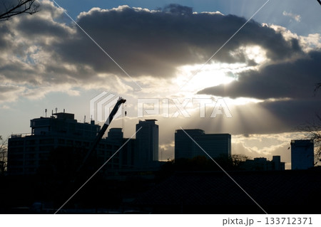 ビルが並ぶ都市風景と天使のはしご ビルが並ぶ都市風景と天使のはしご 133712371