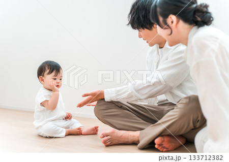 リビングで子供赤ちゃんと遊ぶ親子,家族,ファミリー,夫婦 133712382