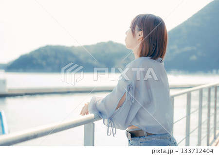 海辺で微笑む20代女性のポートレート 海辺で微笑む20代女性のポートレート 133712404