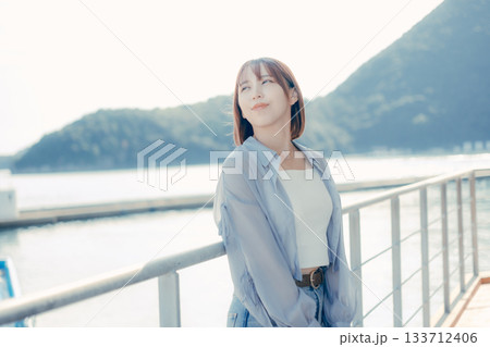 海辺で微笑む20代女性のポートレート 海辺で微笑む20代女性のポートレート 133712406