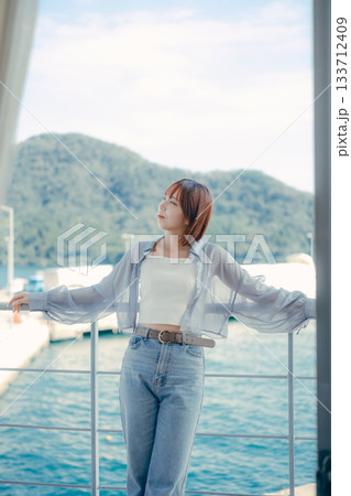 海辺で微笑む20代女性のポートレート 海辺で微笑む20代女性のポートレート 133712409