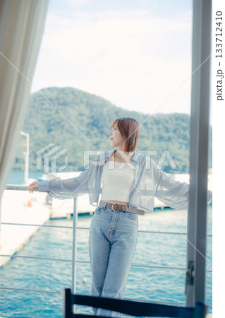 海辺で微笑む20代女性のポートレート 海辺で微笑む20代女性のポートレート 133712410