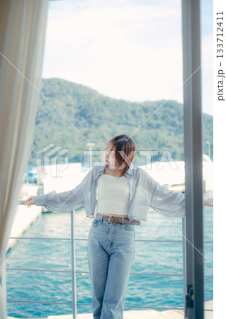 海辺で微笑む20代女性のポートレート 海辺で微笑む20代女性のポートレート 133712411